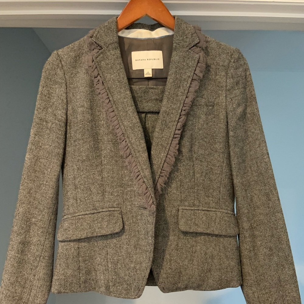 Banana Republic - Size 4 suit